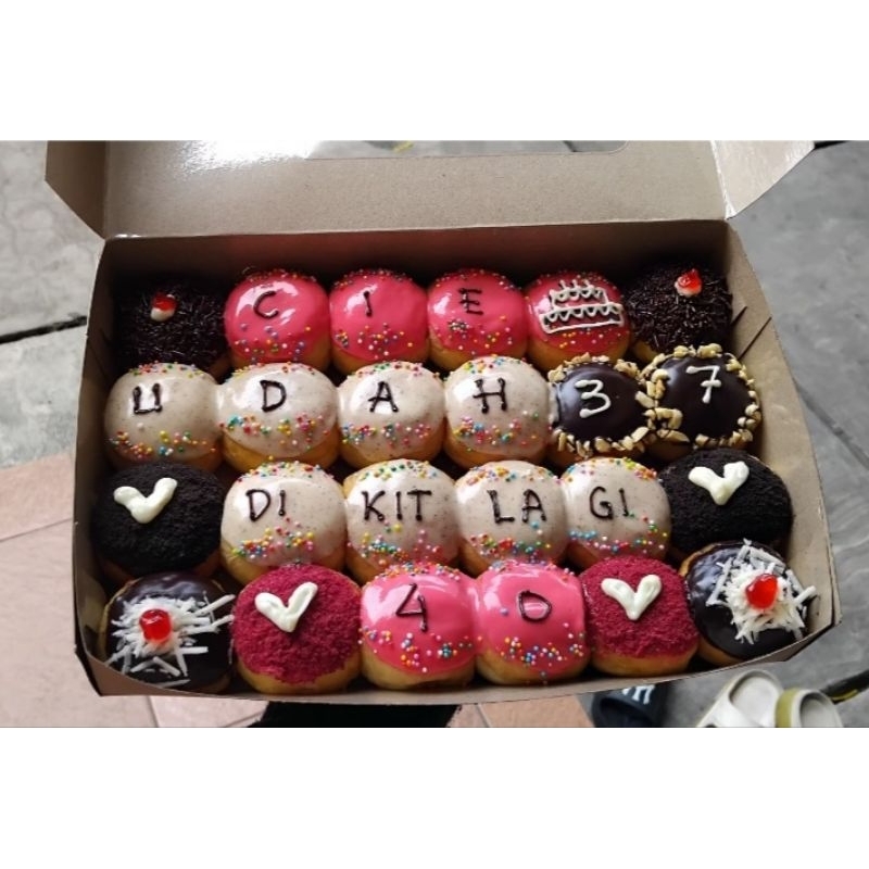 

Donat ultah isi 24pcs/ Donat pops/Donat baby /Donat mini/Kado natal