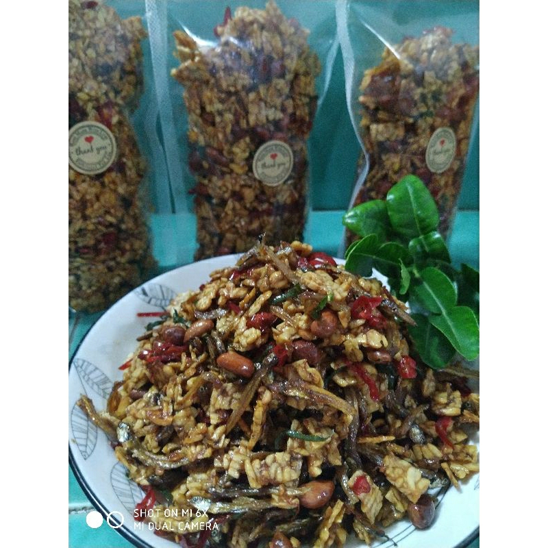 

Kering tempe+kacang+teri pedas manis 100 gr,200 gr,,,,rasa pedas manis,renyah dan lezat