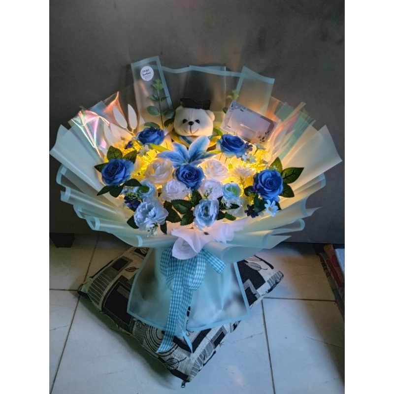 Buket wisuda jumbo. Boneka wisuda dan bunga. buket wisuda boneka. buket wisuda bunga mix. buket wisu