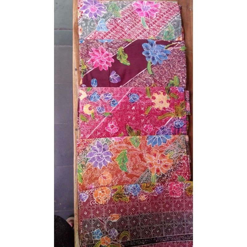 SARUNG WANITA BATIK INDONESIA TULIS ASLI MOTIF BUNGA PRELOVED