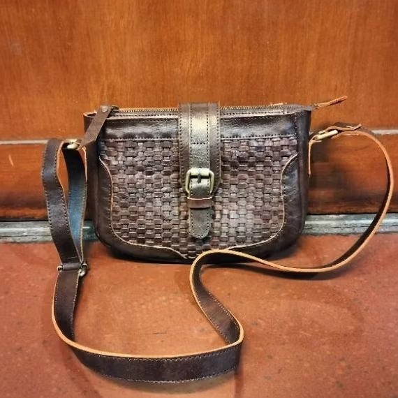 Tas selempang W anyam kulit sapi asli jogja