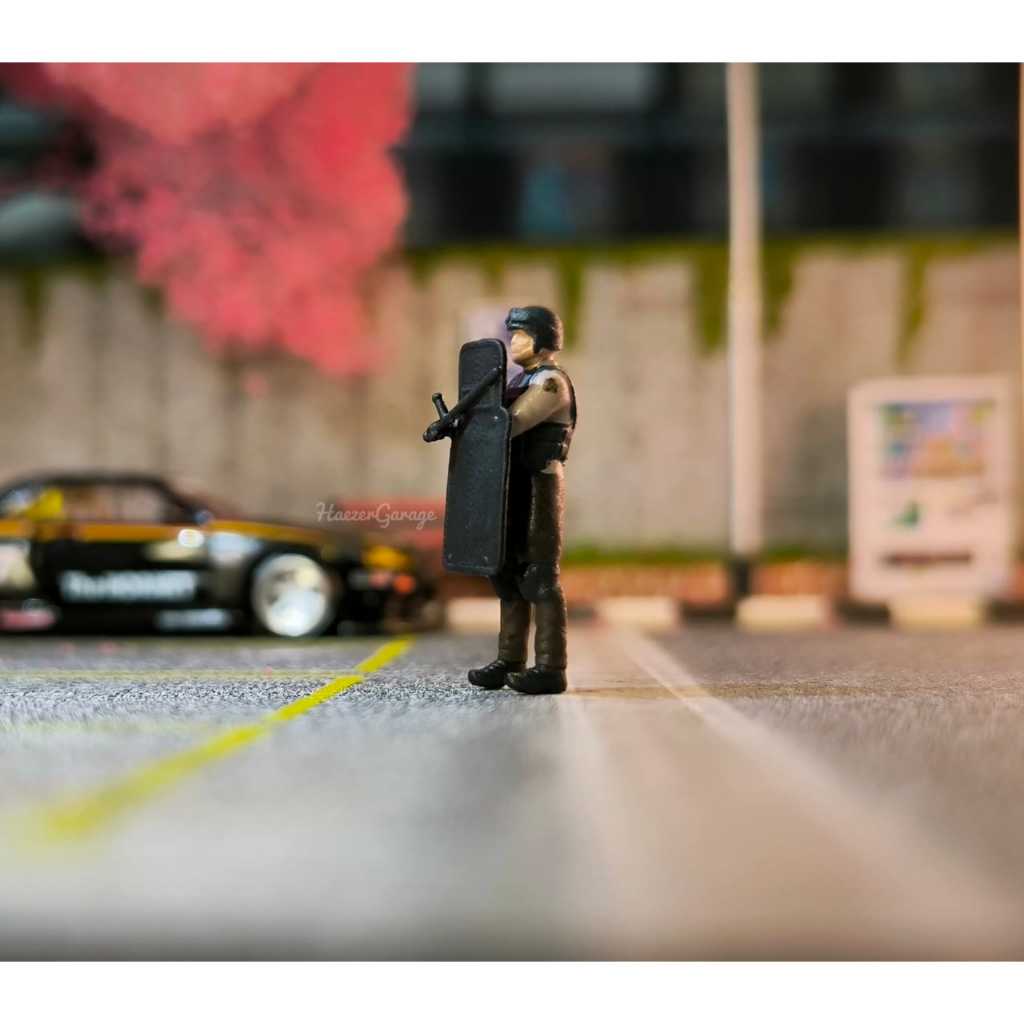 HG Figure Polisi Bawa Tameng Skala 1/64 Diorama Police Pos Militer-K3D