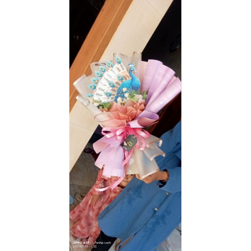 buket uang 10 lembar hiasan merak