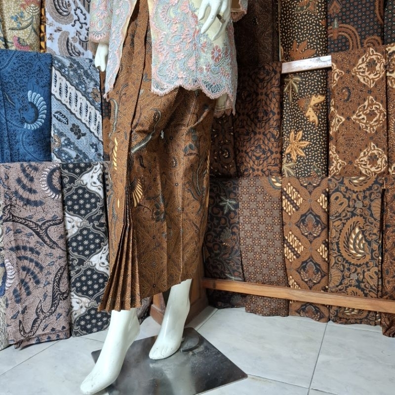 Kain Jarik Batik dan Rok Wiru Sidomukti Boket Bunga Sogan Solo Bawahan Kebaya Beskap Wisuda Among Ta