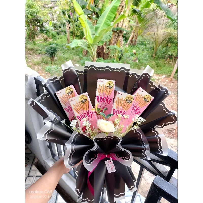 Bucket Pocky Bunga Boneka Wisuda Hijab Murah