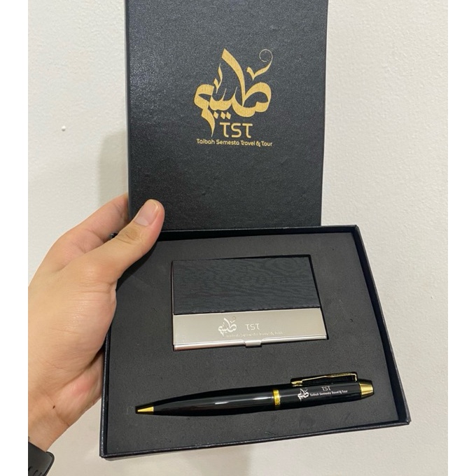 

KF7 Free Custom Nama Logo perusahaan Giftset 2in1 Pena TW dan Namecard N621 Polos N62 Kotak