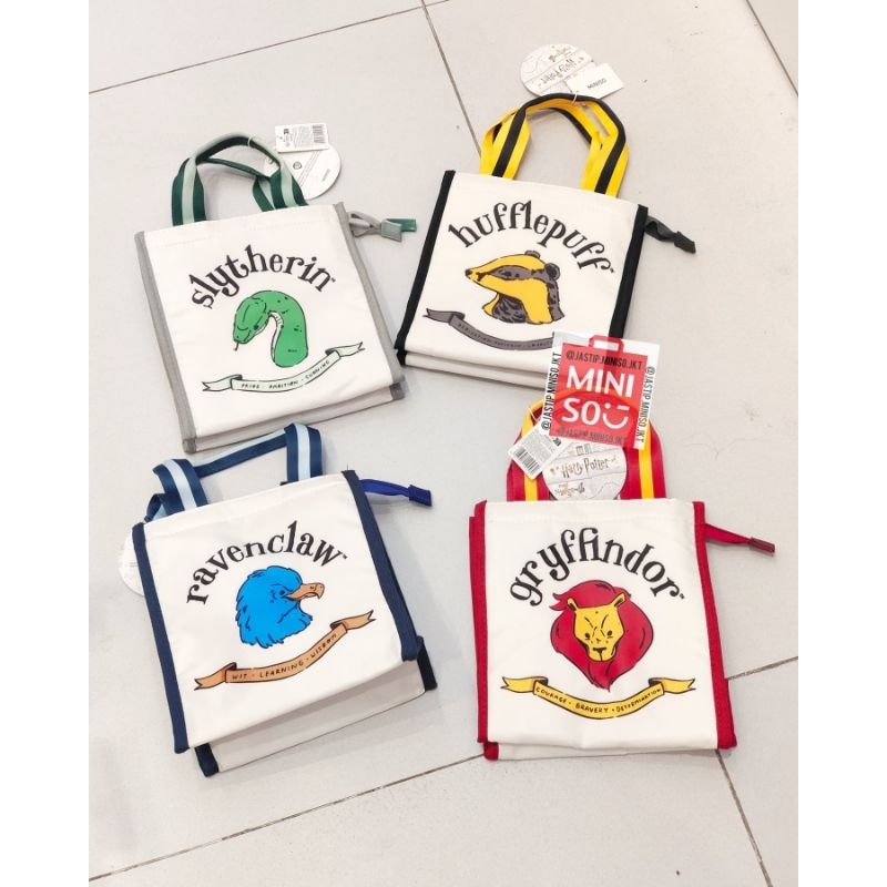 MINISO x HARRY POTTER 🆕 Lunch Bag / Tas Bekal HARRY POTTER Collection (GRYFFINDOR / HUFFLEPUFF / RAV