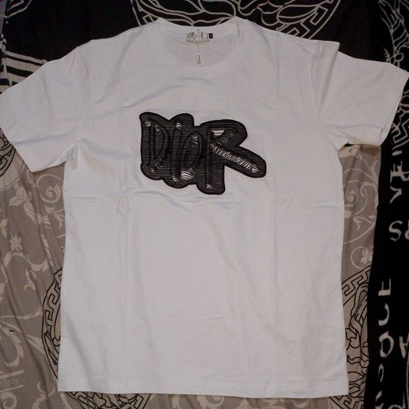 Kaos Christian Dior Logo Bordir Plat Besi Putih