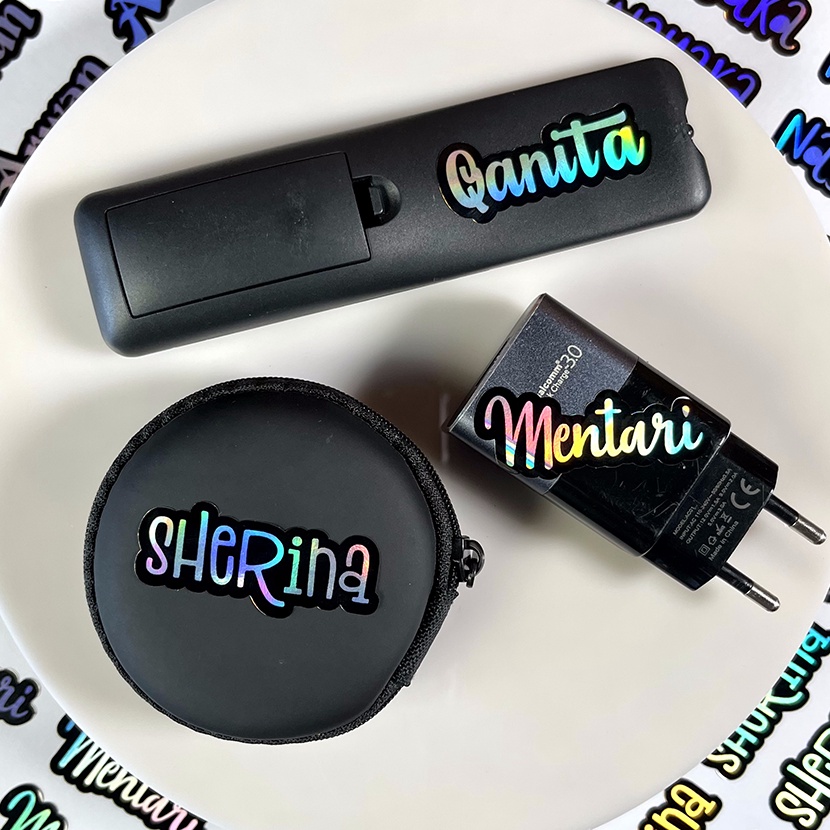 

Mega Stiker Nama Printing Hologram Pelangi Ukuran 2x5cm Model Huruf Unik