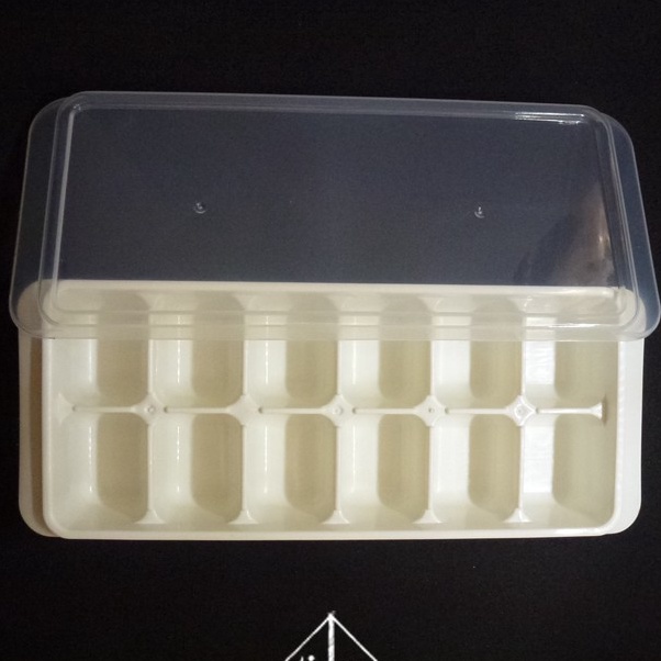 

KF7 Palette Palet Plastik Cat Air 12 Lubang Tutup Cetakan Es Batu