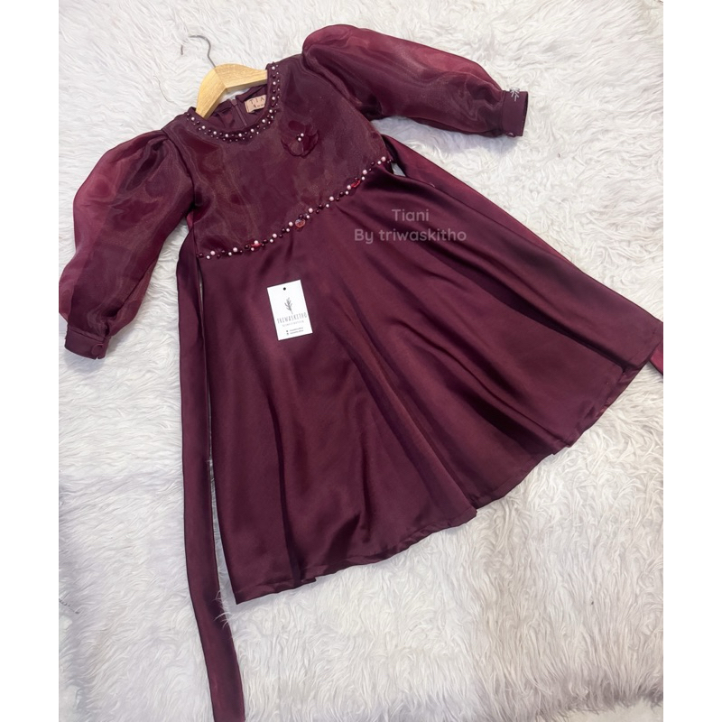 dress anak perempuan warna burgundy maroon mewah kode alina dress anak premium original Tiani by tri