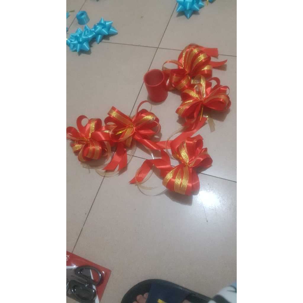 

2 pompom 20cm dan 15cm 6 panjang 6m Gunting 8