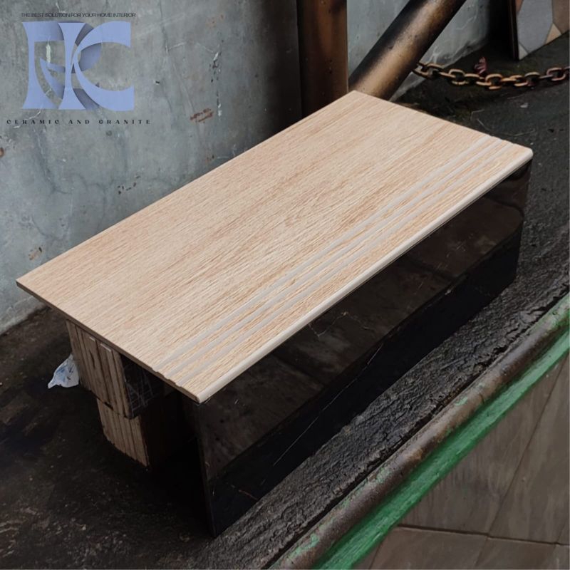 Granit anak tangga 30x60 20x60 Virginia beige / dinding hitam