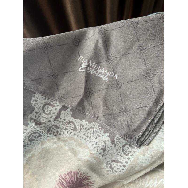 Ria Miranda essential scarf