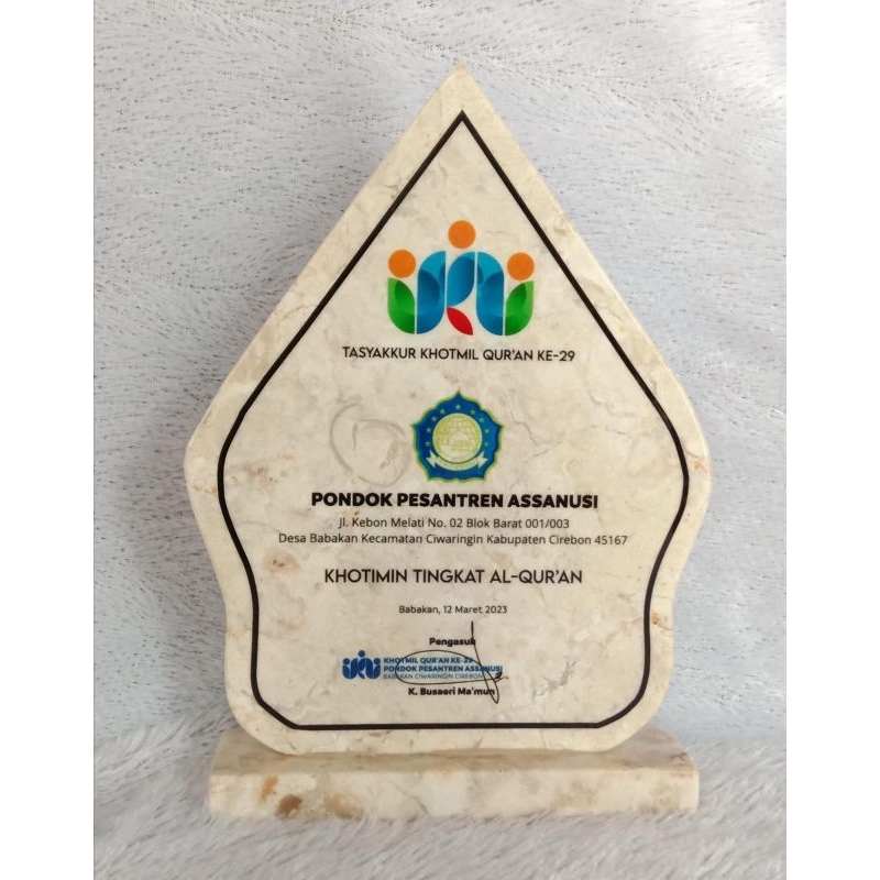 PLAKAT MARMER,VANDEL KAYU,KADO WISUDA PLAKAT AKRILIK, WISUDA KAMPUS, PIALA, TROPHY,SOUVENIR,TOGA, BO