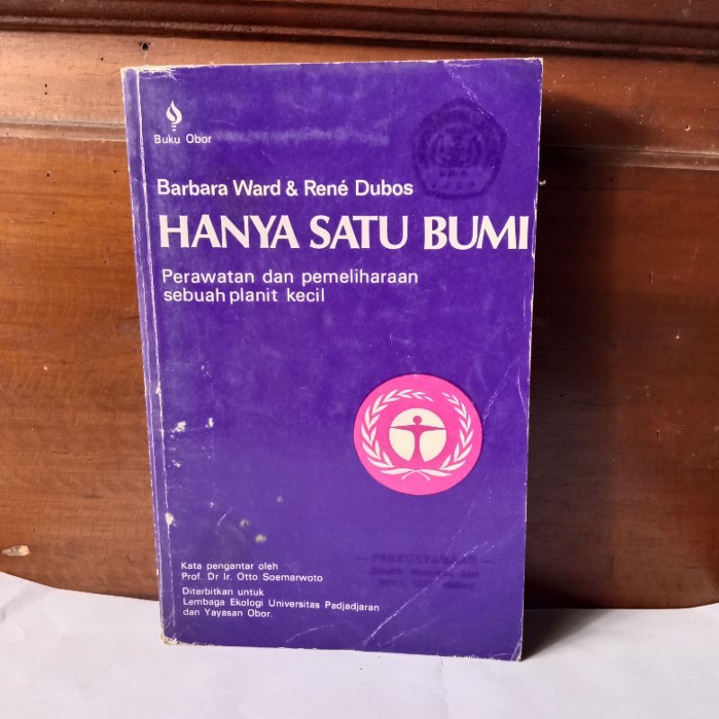 HANYA SATU BUMI oleh BARBARA WARD & RENE DUBOS