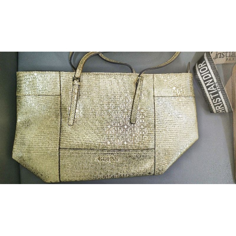 Ready - Preloved - Tas Branded 100% Original - Merk Guess - Warna Gold