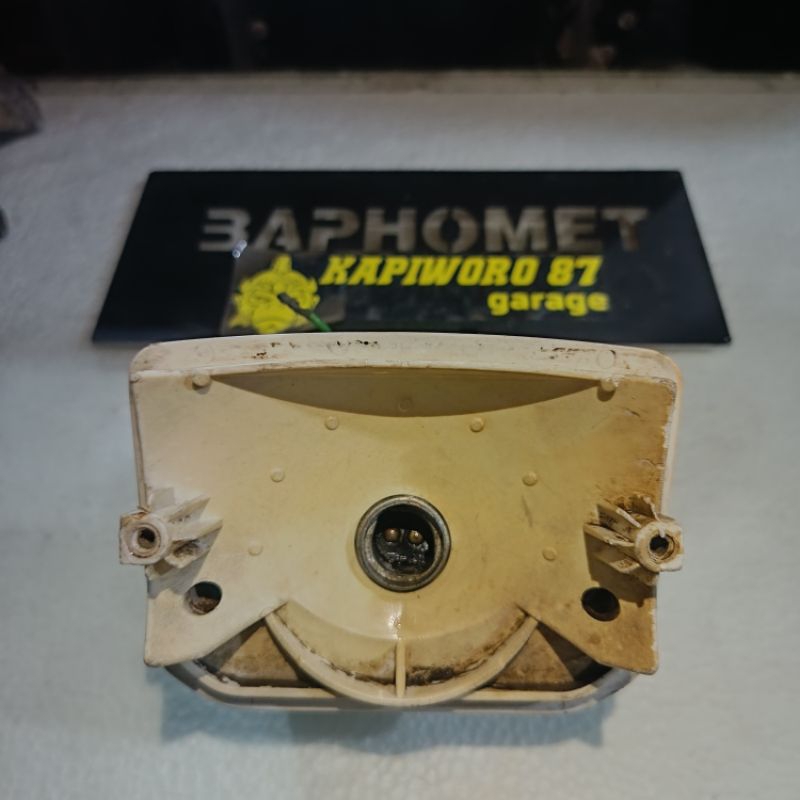 Pitingan Fitting lampu depan Honda Super Cup/ GL 100/ Win merk Stanley