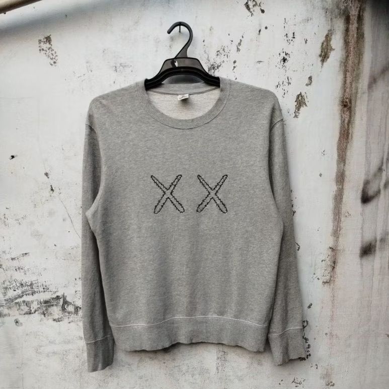 Uniqlo x kaws second // Crewneck second // Uniqlo second Kaws Sesamestreet // Crewneck Uniqlo Kaws /