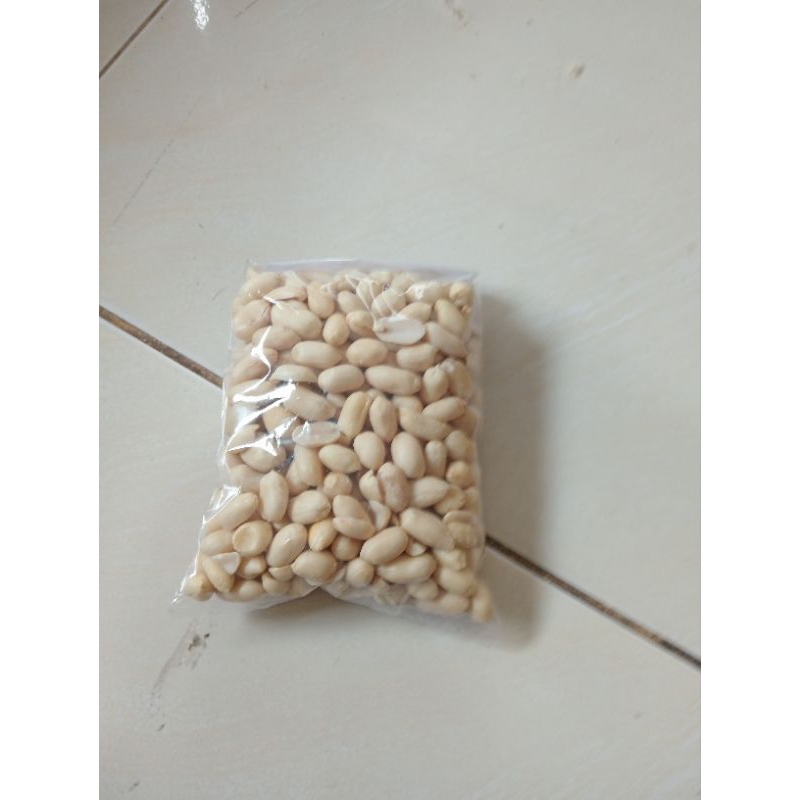 

kacang tanah kupas mentah biji besar atau kacang Bali siap goreng 250 gram