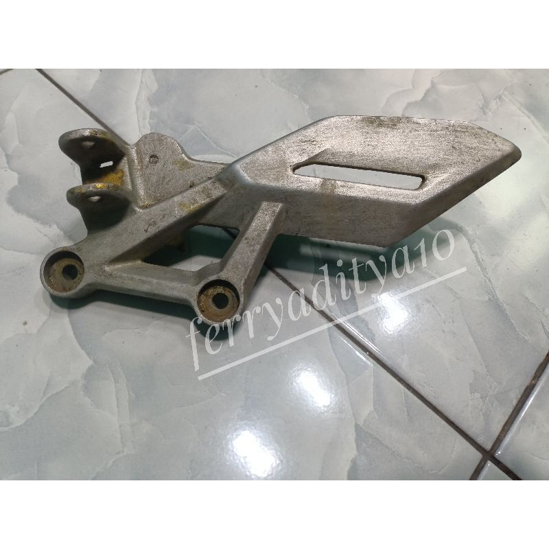 footstep depan kanan cb 150 r cb150r led K15G R original