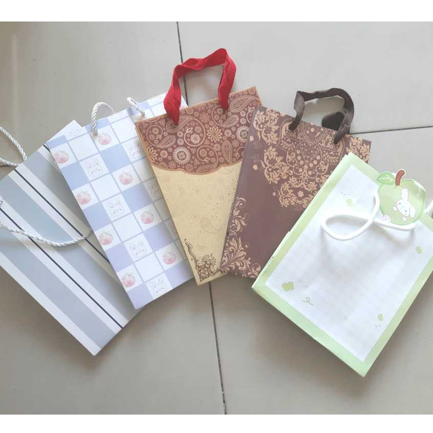 

PAPER BAG KECIL UKURAN [25x9,5x18]cm PxLxT Vertikal Motif