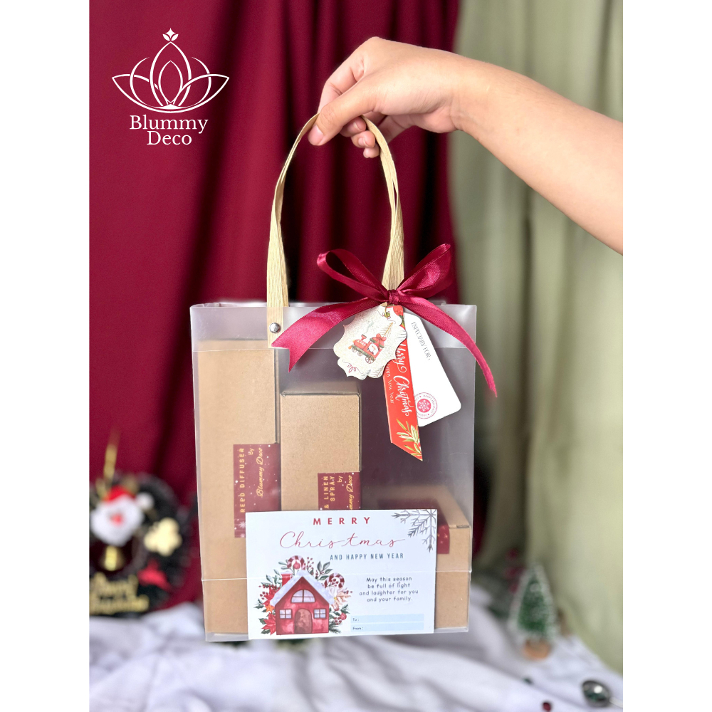 

Hampers Natal Tote Bag - Premium Hampers Christmas - Hampers Tas Natal - Lilin Aroma Terapi - Kado Lebaran Premium - Reed - Room and linen spray