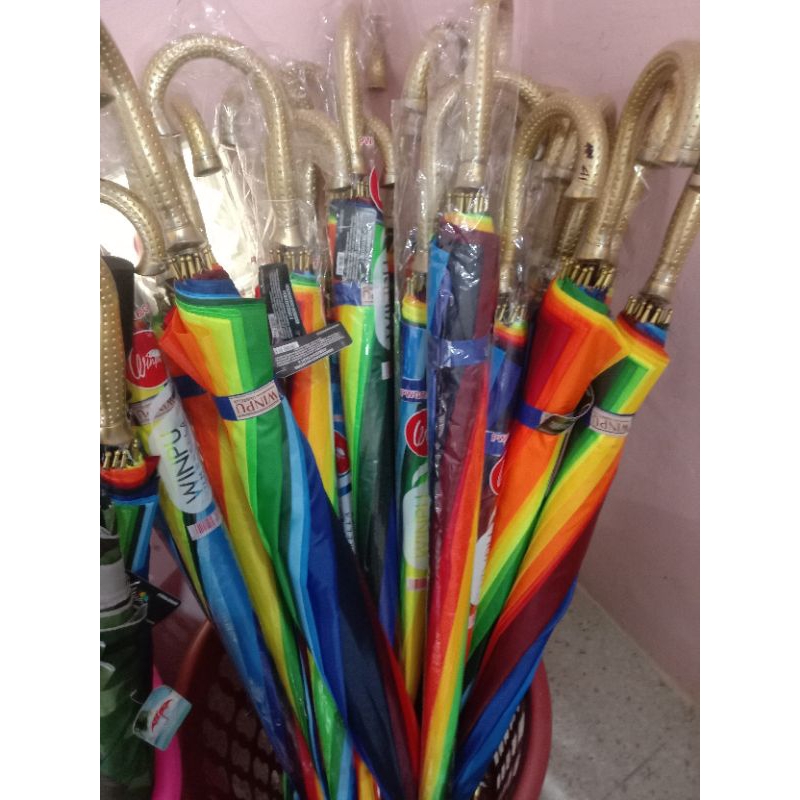 payung jumbo pelindung hujan.