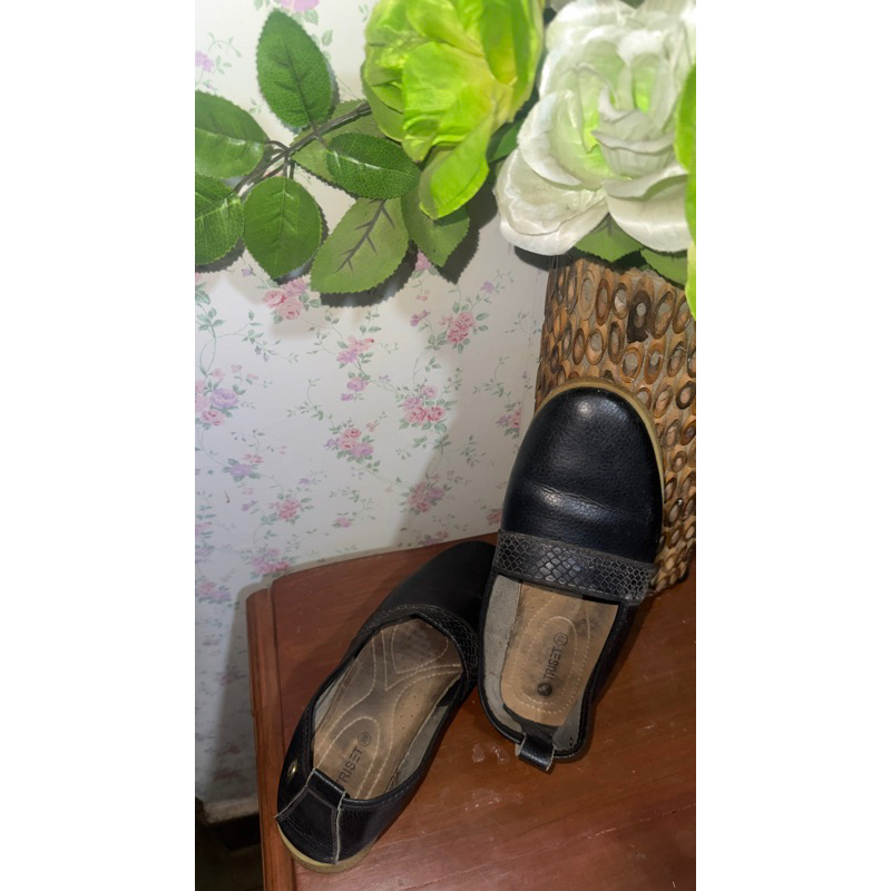 Preloved sepatu triset