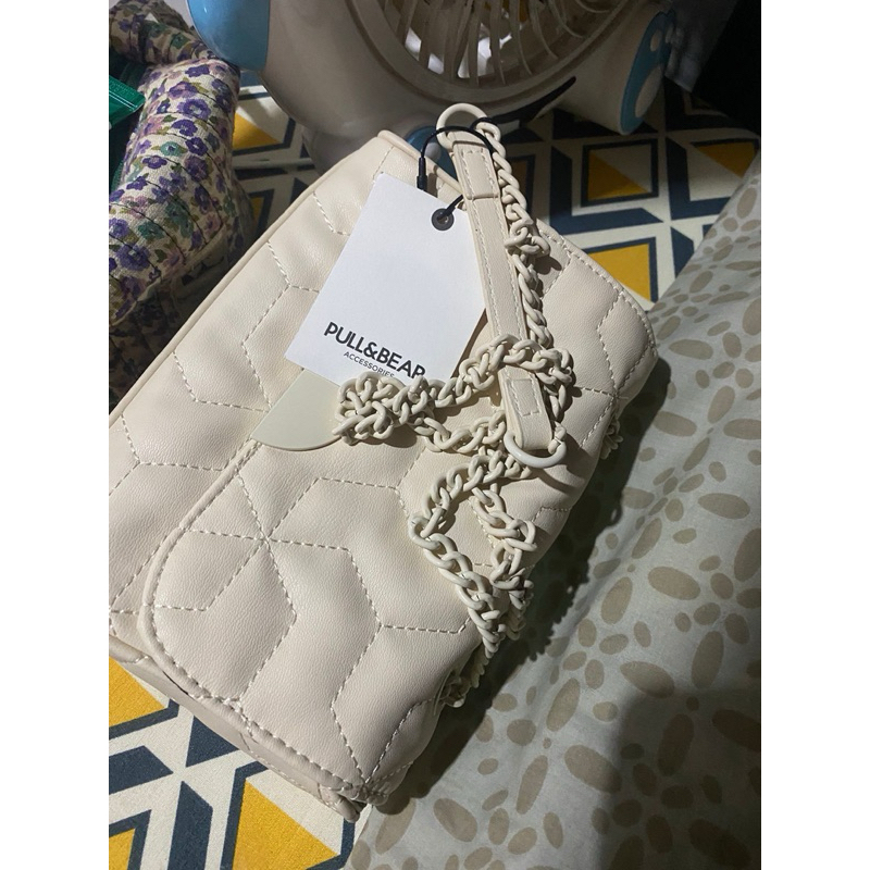 Preloved Tas selempang berlapis pull and bear