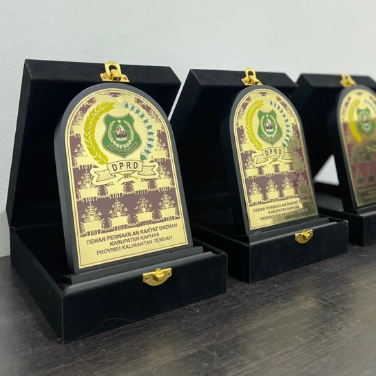 Plakat Kayu plat Logam Instansi Plakat DPRD Logam Plat PLAKAT DPRD LOGAM PLAKAT LOGAM MURAH