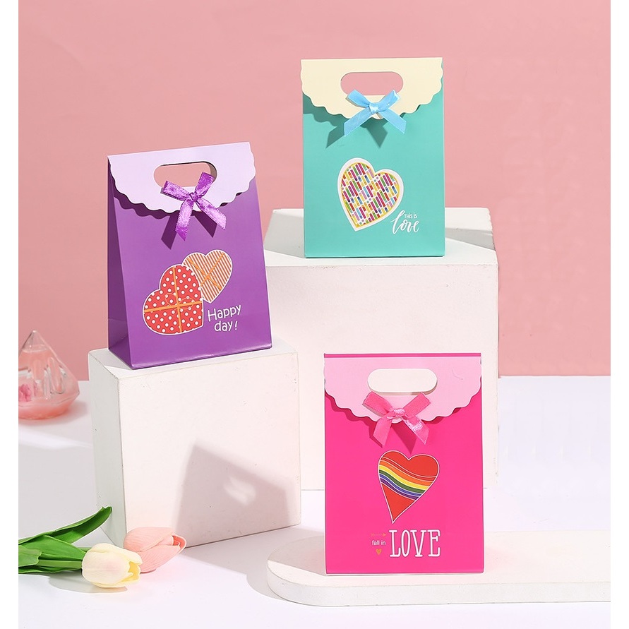 

Tas Tenteng Bingkisan | Gable Box | Tas Hampers | Tas Bingkisan | Tas Bingkisan Warna Motif LOVE