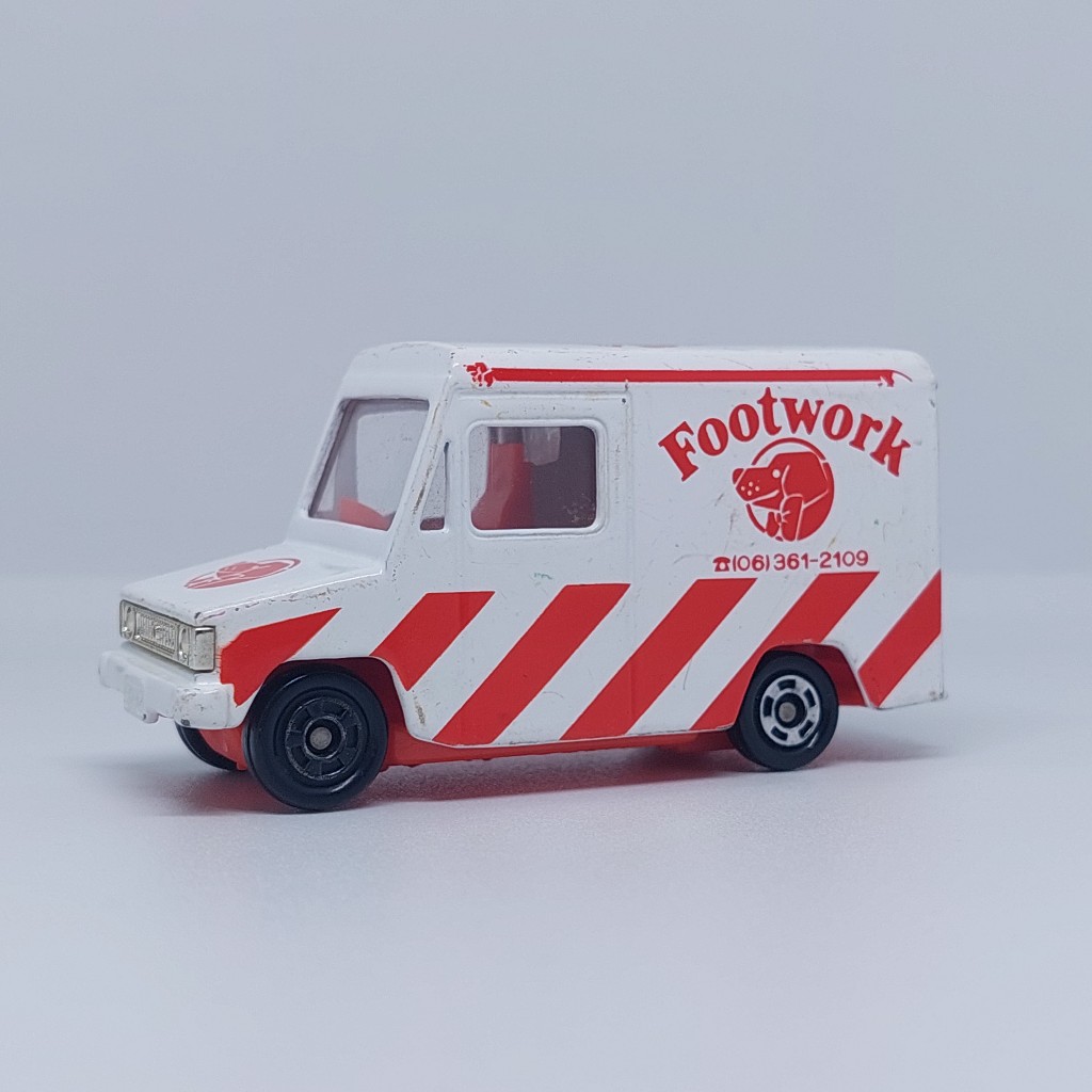 Tomica No 27 Isuzu Hipac Van