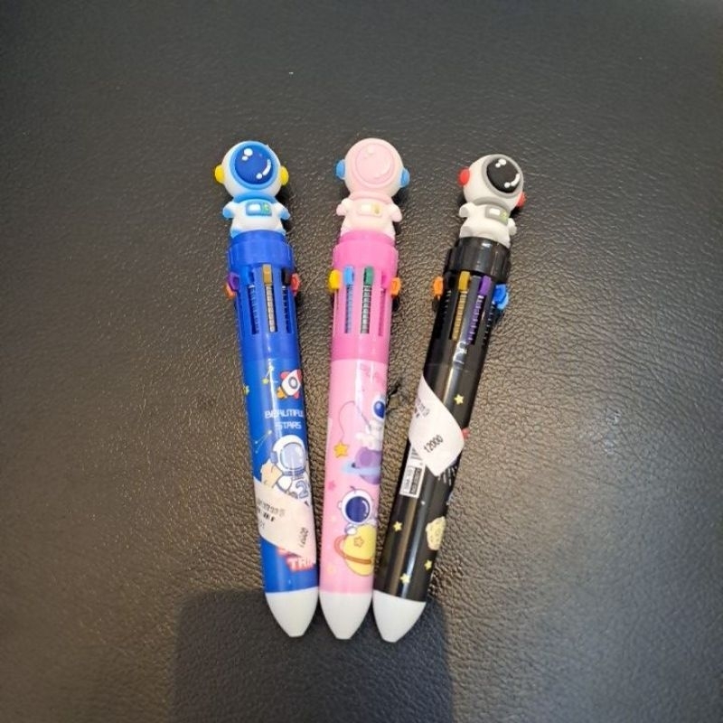 

pena warna warni karakter astronot