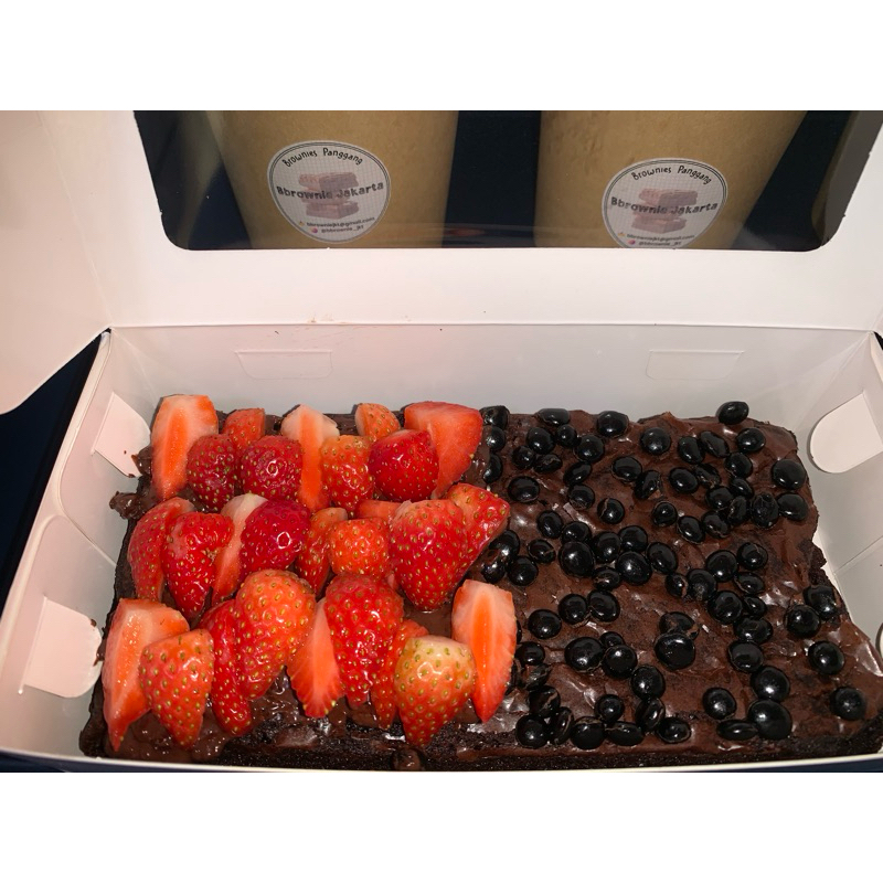 

Brownies Strawberry & chocochip ukuran 20X10cm | SAMEDAY ONLY