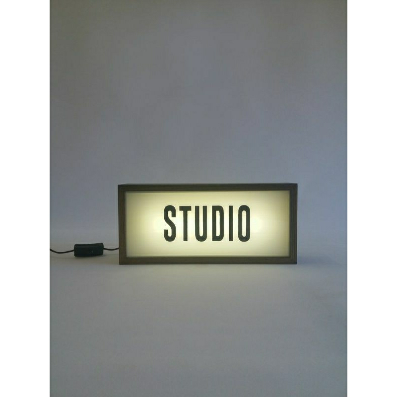 Box Neon Tanda Latar "STUDIO"