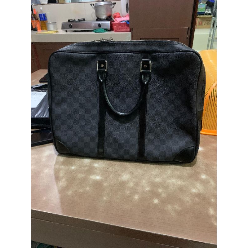 (Preloved Pedas) Louis Vuitton Damier Ebene Graphite Porte Document Voyage (Tas Laptop)