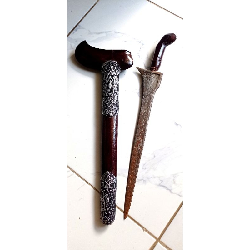 keris lurus pamor ujan mas