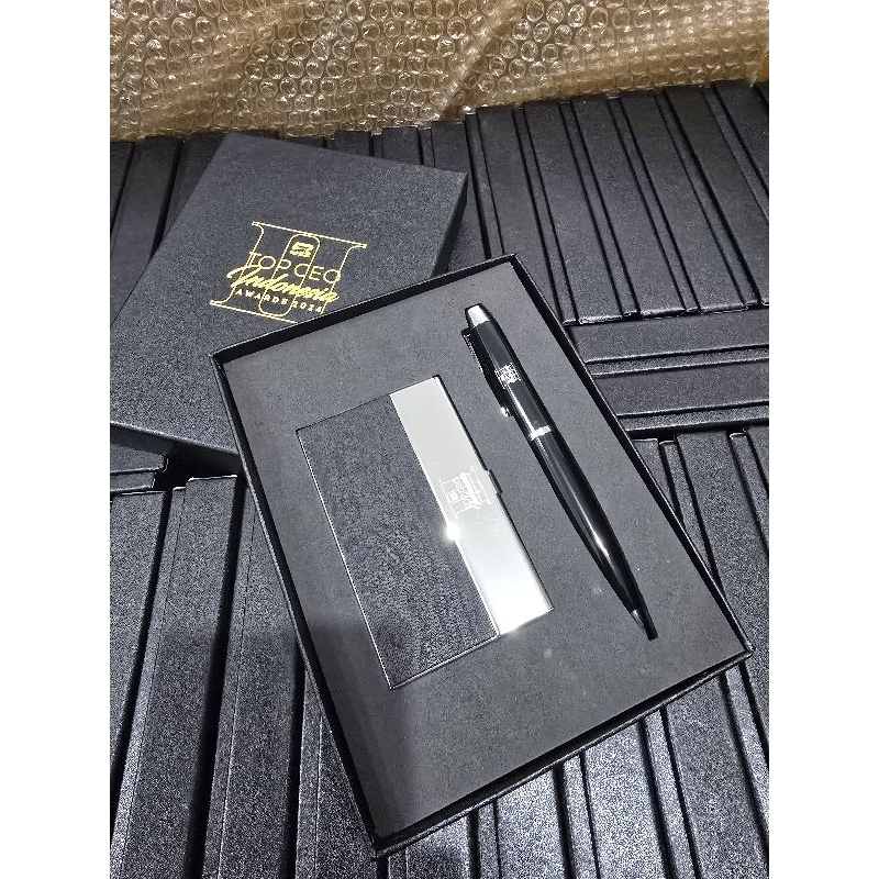 

Hampers GIFT SET 2in1 | Pen dan Kartu Nama | Exclusive Gift