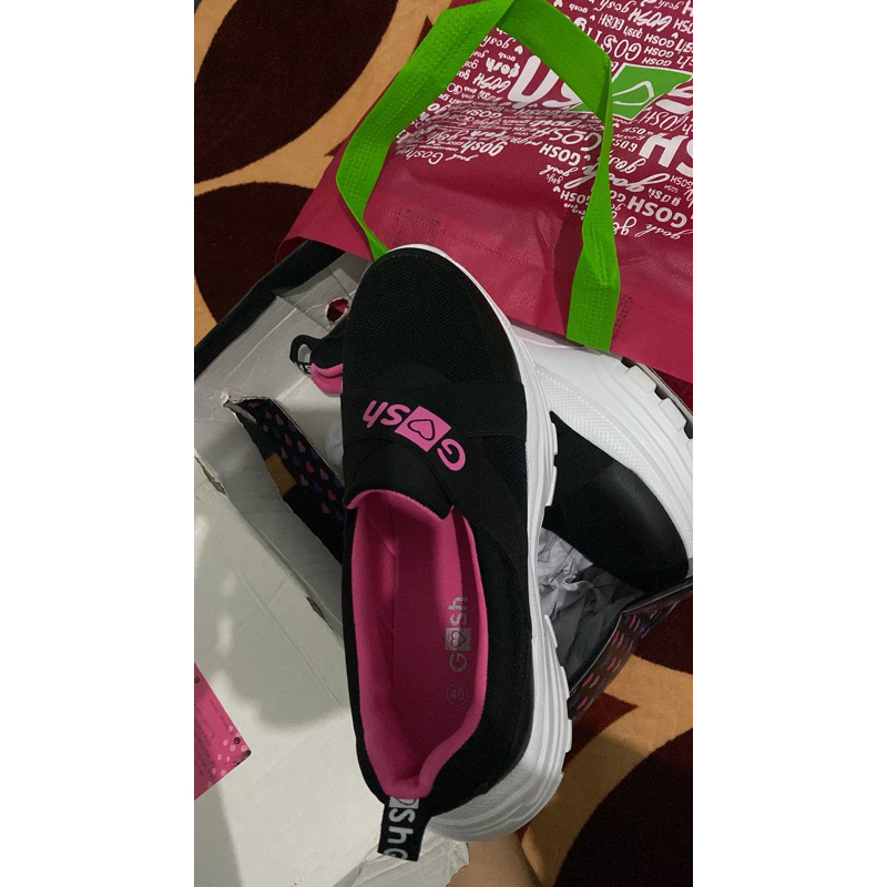 sepatu gosh