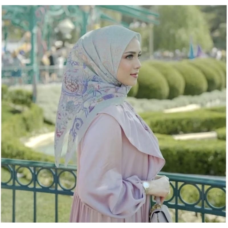 Hijab / Jilbab / Voal Buttonscarves ORIGINAL Alice in Wonderland New MINT