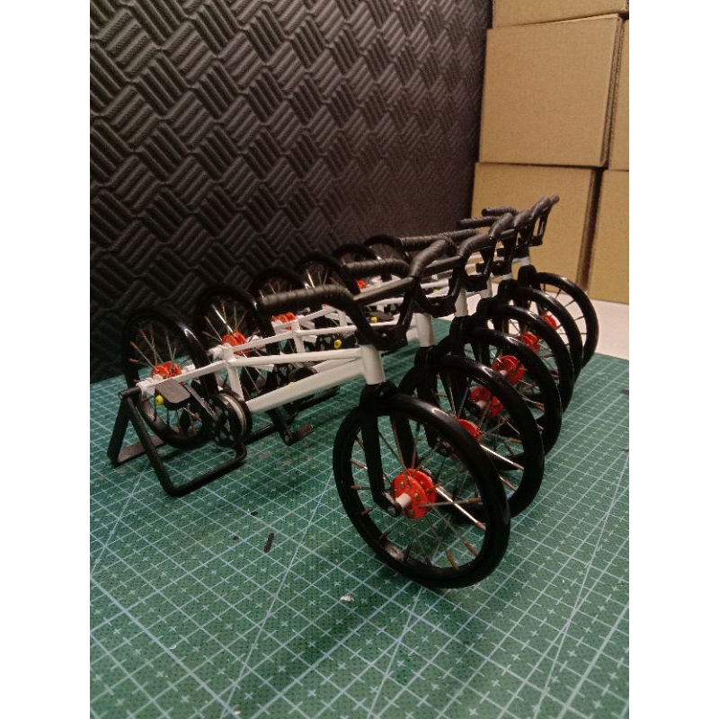 Miniatur Balap Onthel/Miniatur Sepeda BMX Geometri Polygon Rogue Skala 1:12