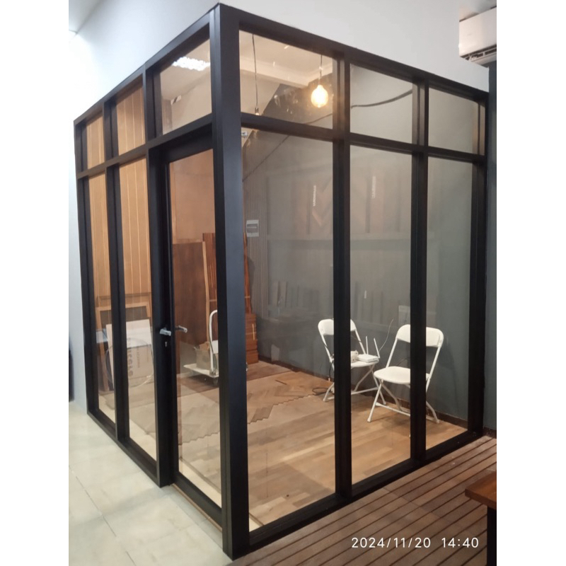 Partisi Kaca Mati + Pintu Swing Kusen Aluminium Warna Hitam Kaca Polos 5mm Sesuai Lokasi