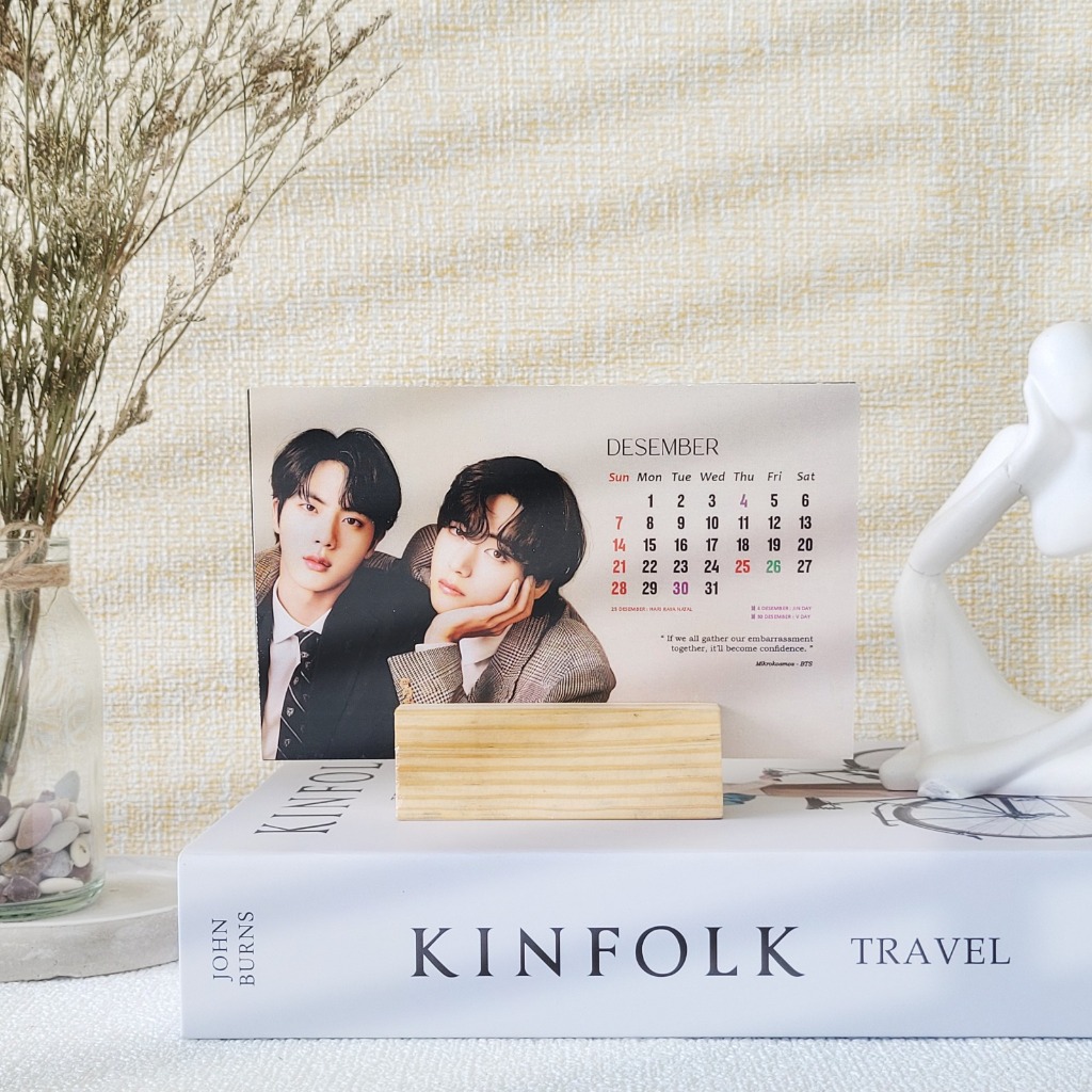 

KALENDER BTS 2025 STAND KAYU 13 LEMBAR