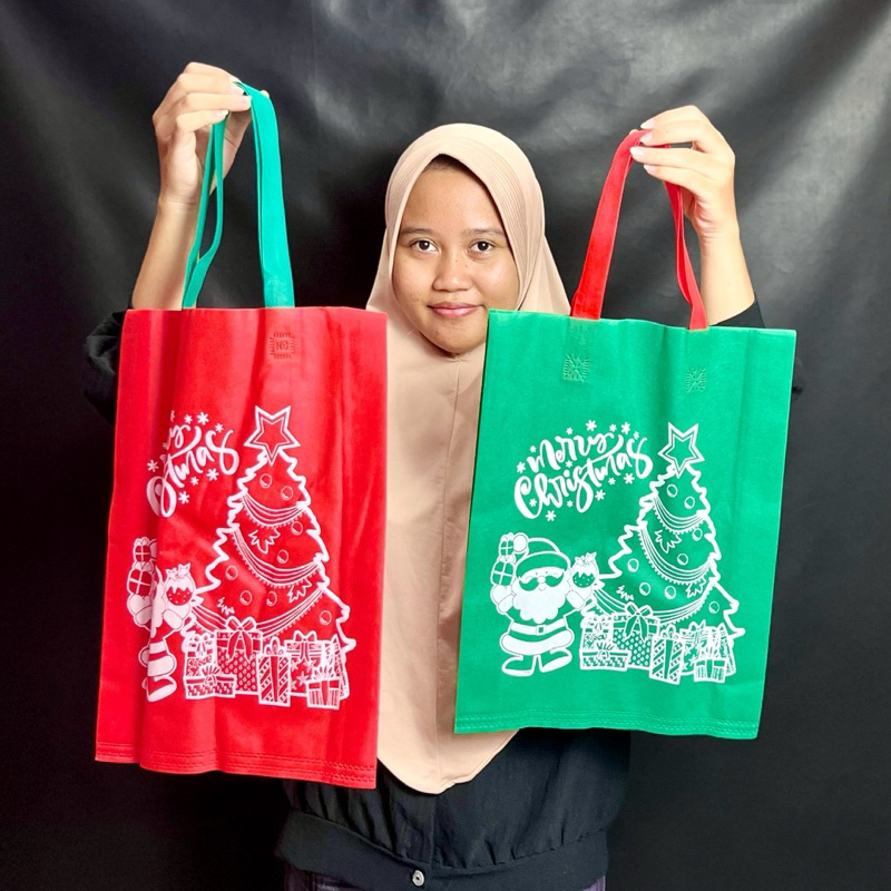 

Tote bag tas Kado Paperbag Natalan merry christmas Paper Bag motif lebaran Jumbo Murah thr kurnia kado
