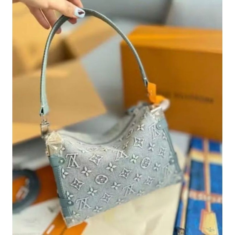 奢侈品luxurygoods 🆔️ Original LV Trunk母宁艺盒子绝时干会鐘教的包包denim soft box shoulder
crossbody handbag