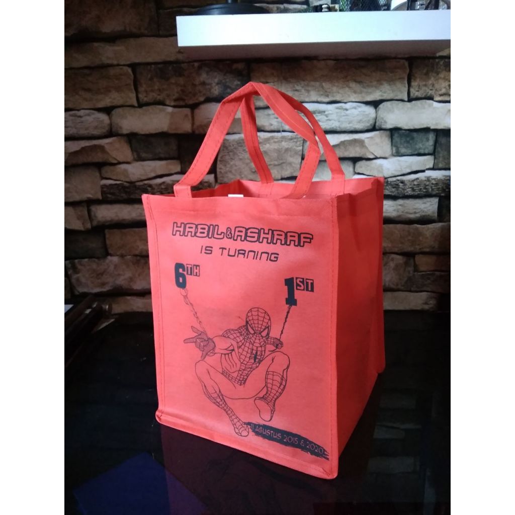 

Tas Spundbond Sablon/Tasyakuran aqiqah/ Tas berkat/ Tas tedak siten/Muat dus nasi 18x18