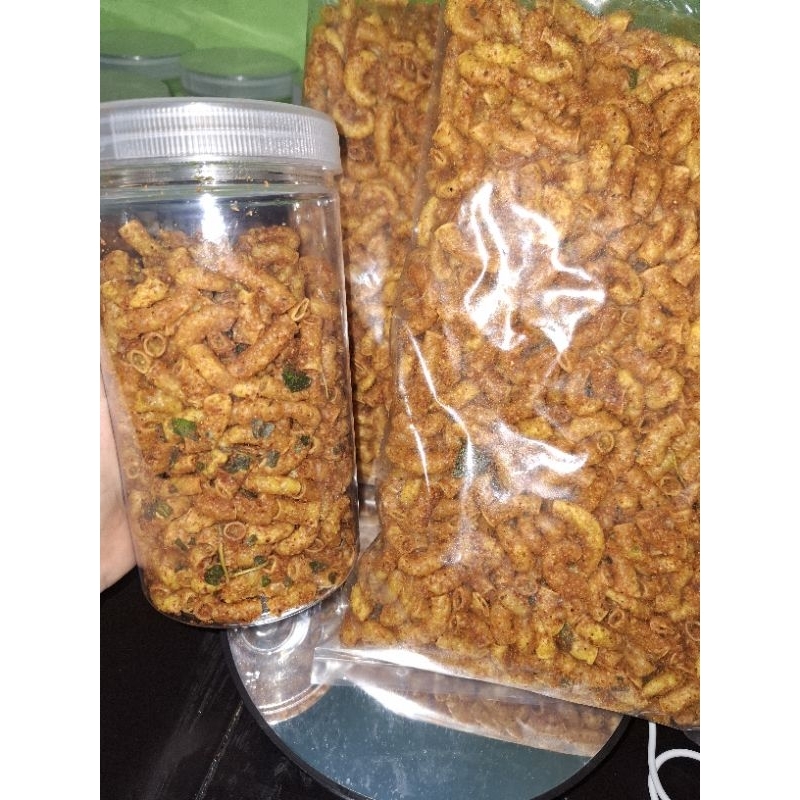 

cemilan/jajan/makanan ringan yg viral makaroni superhot varian pedas gurih beraroma daun jeruk