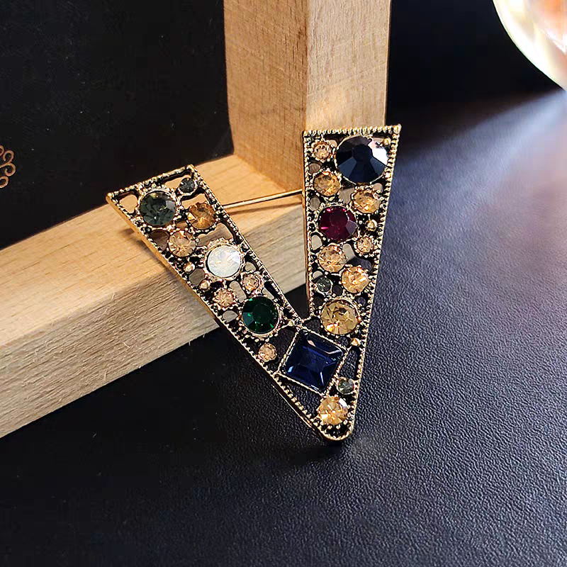 Elfindo- 072 Bros Fashion Huruf V Mewah Berlian Full High Aksesories Korsase Pin V Trendy Kekinian