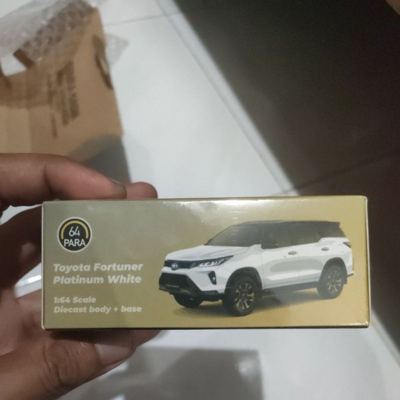 para64 toyota fortuner diecast